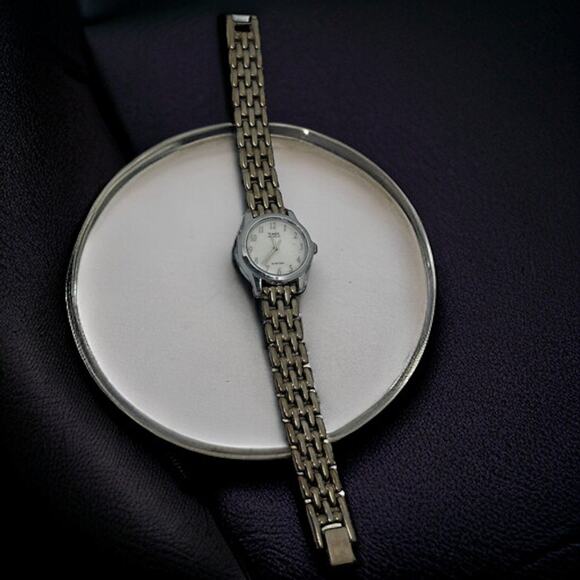 Timex Classic Ladies Watch Silver Tone Basketweave Band Round Face Vintage - Picture 1 of 8
